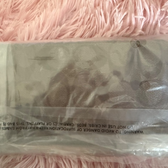 Limited Edition NWT Coach X Peanuts Varsity Wallet Patches w/ Wrist Strap - Picture 4 of 9